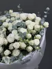 Заказать букет из 19 белых кустовых роз с эвкалиптом в Томске с доставкой
