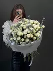 Купить букет из 19 белых кустовых роз с эвкалиптом в Томске