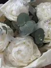 Заказать букет из 5 белых пионов с эвкалиптом с доставкой в Томске