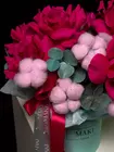 Заказать композицию в шляпной коробке "Сияние фуксии" с доставкой по городу Томск