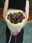 Букет из 21 пионовидного фиолетового тюльпана доставить в Томске
