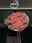 Купить Букет из 29 персиковых кустовых роз в оформлении с доставкой на дом