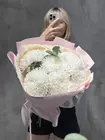 Букет из 7 одиночных хризантем Tutu с эвкалиптом купить в Томске