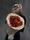 Букет из 7 роз Nina с эвкалиптом доставить по городу Томск