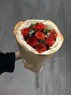 Букет из 7 роз Nina с эвкалиптом купить в Томске с доставкой
