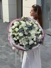 Букет из 29 белых кустовых роз с эвкалиптом купить в Томске
