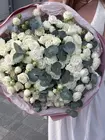 Букет из 29 белых кустовых роз с эвкалиптом заказать с доставкой в Томске