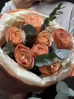 Букет из 7 пионовидных роз Kahala с эвкалиптом заказать в Томске