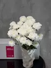 Охапка цветов из белых кустовых хризантем Altay, быстрая доставка по Томску