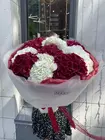 Купить букет из бело-бордовых гортензий в оформлении в Томске