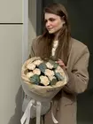 Букет из 9 бежевых гвоздик с эвкалиптом купить в Томске