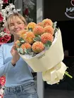 Букет из 11 оранжевых георгин с эвкалиптом купить в Томске