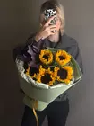 Букет из 5 подсолнухов с рубром купить в Томске