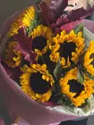 Букет из 7 подсолнухов с рубром купить в Томске