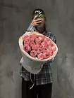 Букет из 21 пионовидной розы Pink Expression в оформлении купить в Томске