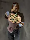 Купить букет из кустовых роз с эвкалиптом в Томске