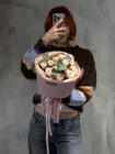 Купить букет из кустовых роз с эвкалиптом в Томске
