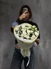 Купить букет из кустовых роз с эвкалиптом в Томске