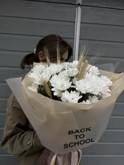 Заказать Букет из 5 белых хризантем BACK TO SCHOOL в Томске