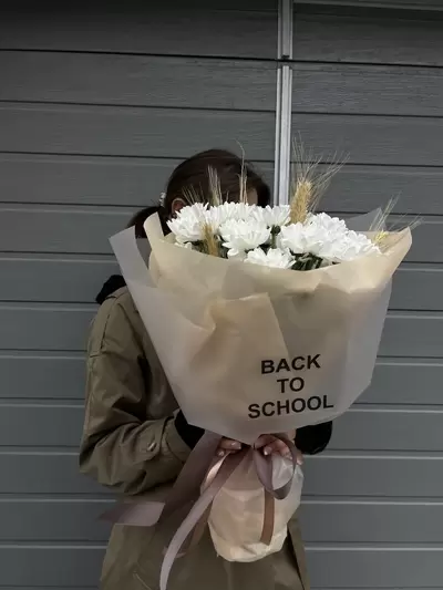 Подарить Букет из 5 белых хризантем BACK TO SCHOOL в Томске