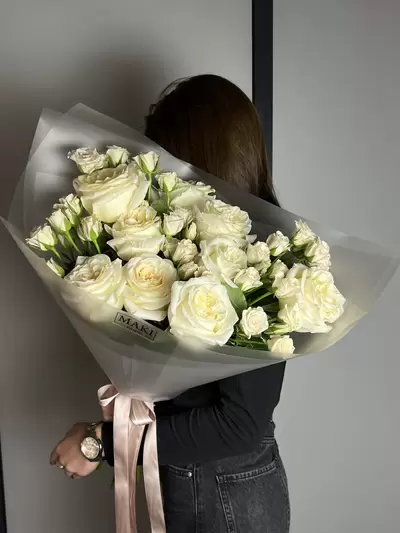 Купить Букет из белых одиночных и кустовых роз КРЕМ-БРЮЛЕ в Томске
