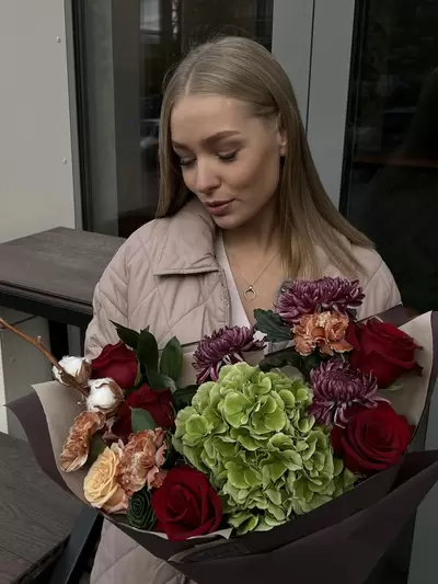 Купить Сборный букет с гортензией и бордовыми розами в Томске