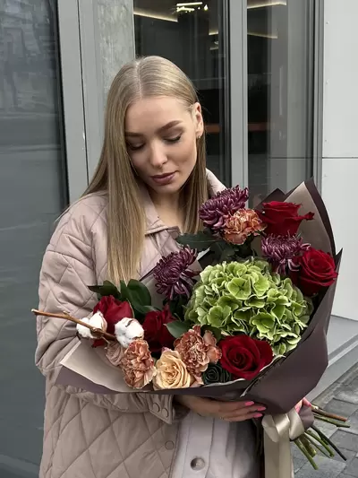 Заказать Сборный букет с гортензией и бордовыми розами в Томске