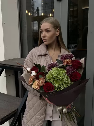 Сборный букет с гортензией и бордовыми розами в Томске