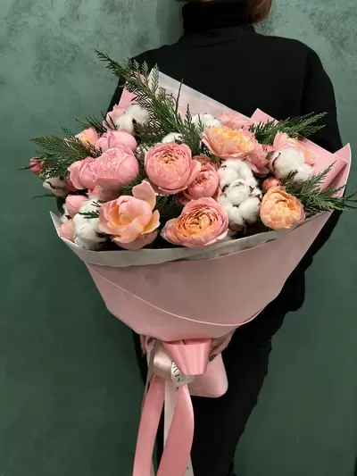 Купить Букет из 7  кустовых пионовидных роз Джульетта с оформлением в Томске