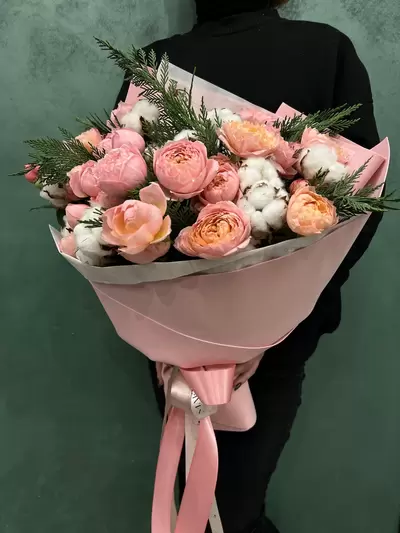 Заказать Букет из 7  кустовых пионовидных роз Джульетта с оформлением в Томске