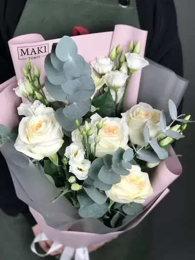 Заказать Сборный букет из 5 белых роз Candlelight и 3 эустом с оформлением в Томске