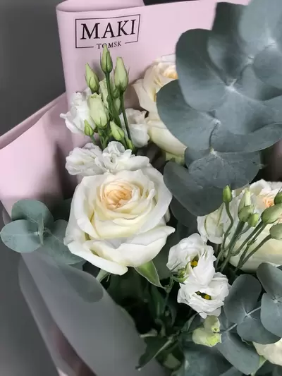 Подарить Сборный букет из 5 белых роз Candlelight и 3 эустом с оформлением в Томске
