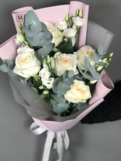 Получить в подарок Сборный букет из 5 белых роз Candlelight и 3 эустом с оформлением в Томске