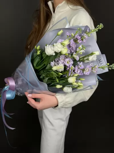 Купить Сборный букет из маттиолы и эустомы в Томске