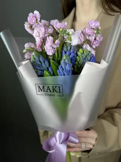 Заказать Сборный букет из гиацинтов и маттиолы с оформлением в Томске