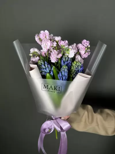 Подарить Сборный букет из гиацинтов и маттиолы с оформлением в Томске