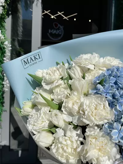 Доставить Сборный букет с голубой гортензией "Мальвина" в Томске