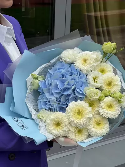 Заказать Сборный букет с гортензией и герберами "Эйва" в Томске