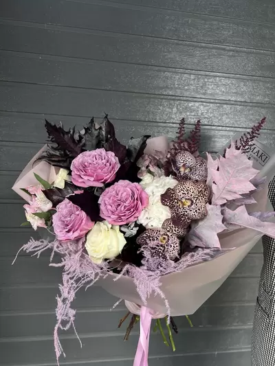 Доставить Сборный букет с орхидеями и розами "Lilac" в Томске