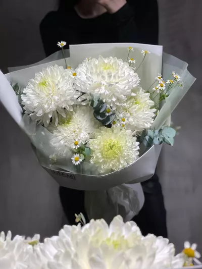 Купить Букет из одиночных хризантем, эвкалипта и матрикарии с доставкой в Томске