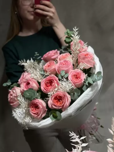 Купить Букет из розовых пионовидных роз с эвкалиптом и рускусом в Томске