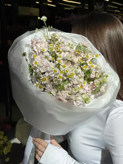 Доставить Букет из маттиолы и матрикарии в оформлении по городу Томску