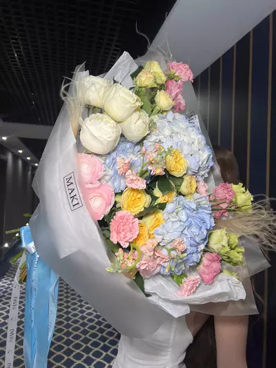 Доставить Авторский букет "Woman & flowers" в Томске