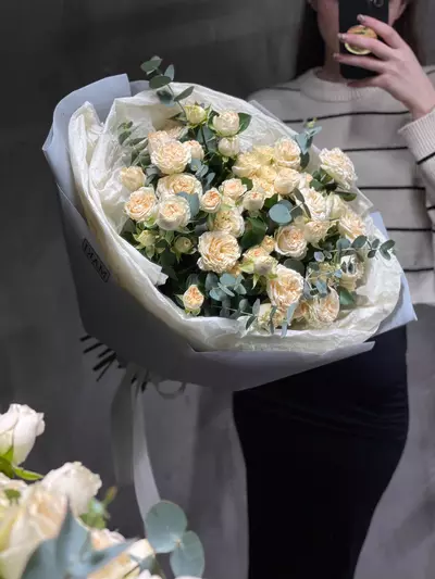 Купить Букет из 15 кустовых роз в эвкалиптом  в ТомскеКупить Букет из 15 кустовых роз в эвкалиптом  в Томске