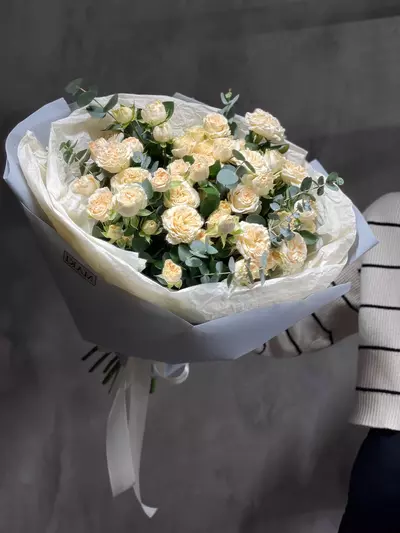 Купить Букет из 15 кустовых роз в эвкалиптом  в Томске