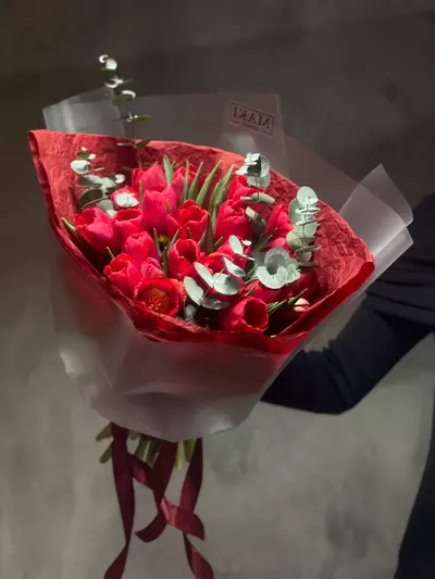 Купить   Букет из тюльпанов с эвкалиптом "Классика" в Томске на 8 Марта