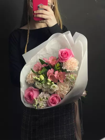 Купить Сборный букет с розовыми розами "Нежный взгляд" в Томске