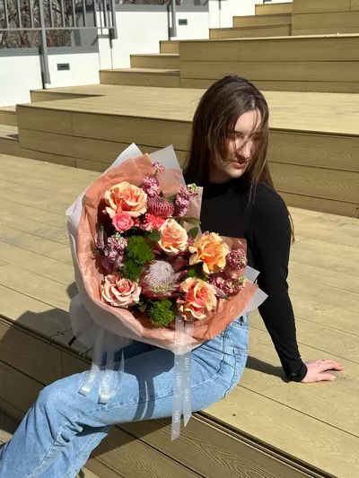 Купить Авторский букет с протеями "Королевский альманах" с доставкой в Томске