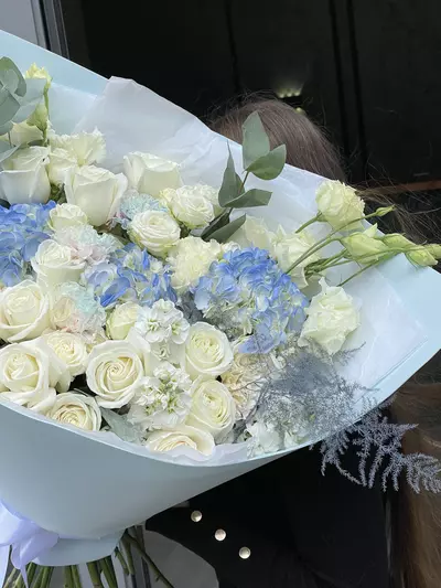Сборный букет в бело-голубой гамме "Небесная гладь" купить в Томске