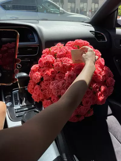 Купить в Томске с бесплатной доставкой Букет из коралловых кустовых роз